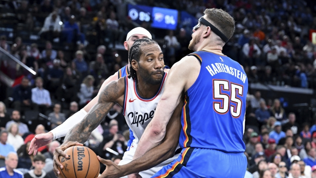 Kawhi Leonard (l) von den Los Angeles Clippers verteidigt den Ball, am 23.03.2025. (Symbolbild) (Foto)