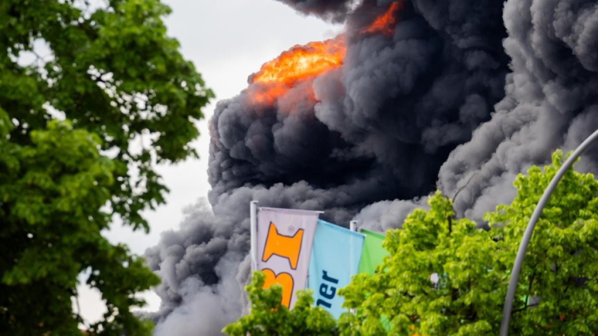 Flammen und dichter Qualm sind bei einem Brand in Berlin-Lichterfelde zu sehen. (Foto)