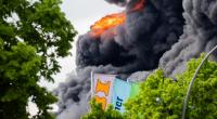 Flammen und dichter Qualm sind bei einem Brand in Berlin-Lichterfelde zu sehen.