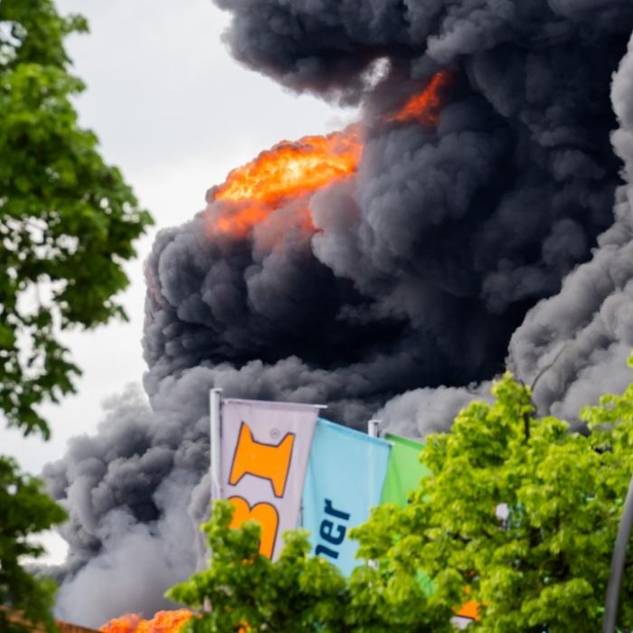 Flammen lodern weiter - Löscharbeiten dauern an nach Rauchgas-Alarm