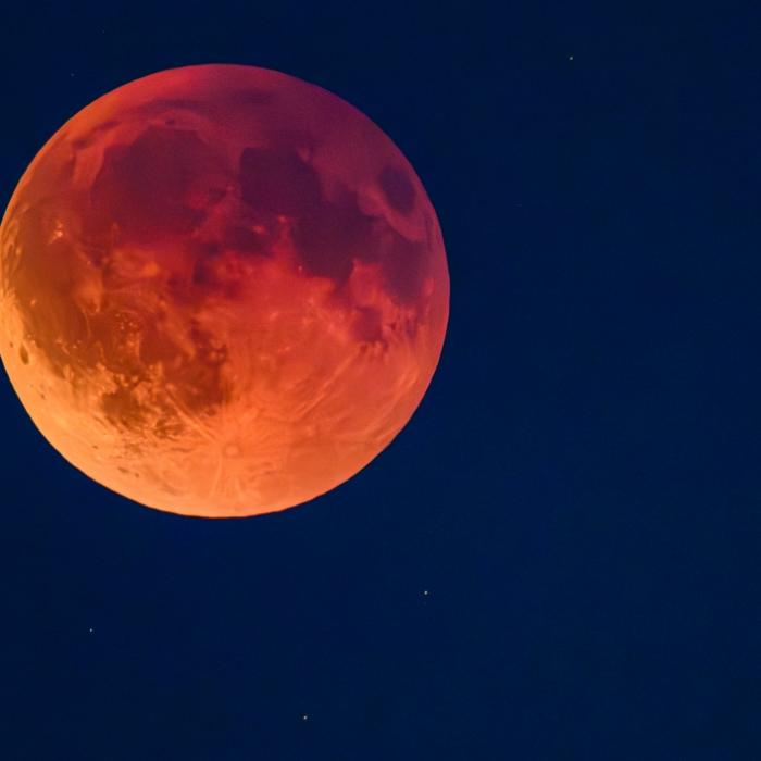 Krähenmond leuchtet nach Mondfinsternis am Himmel