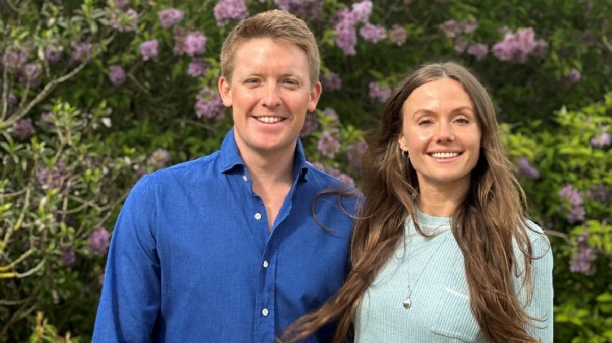 Als Frischverlobte gr&uuml;&szlig;en Hugh Grosvenor, der Herzog von Westminster, und Olivia Henson. (Foto)
