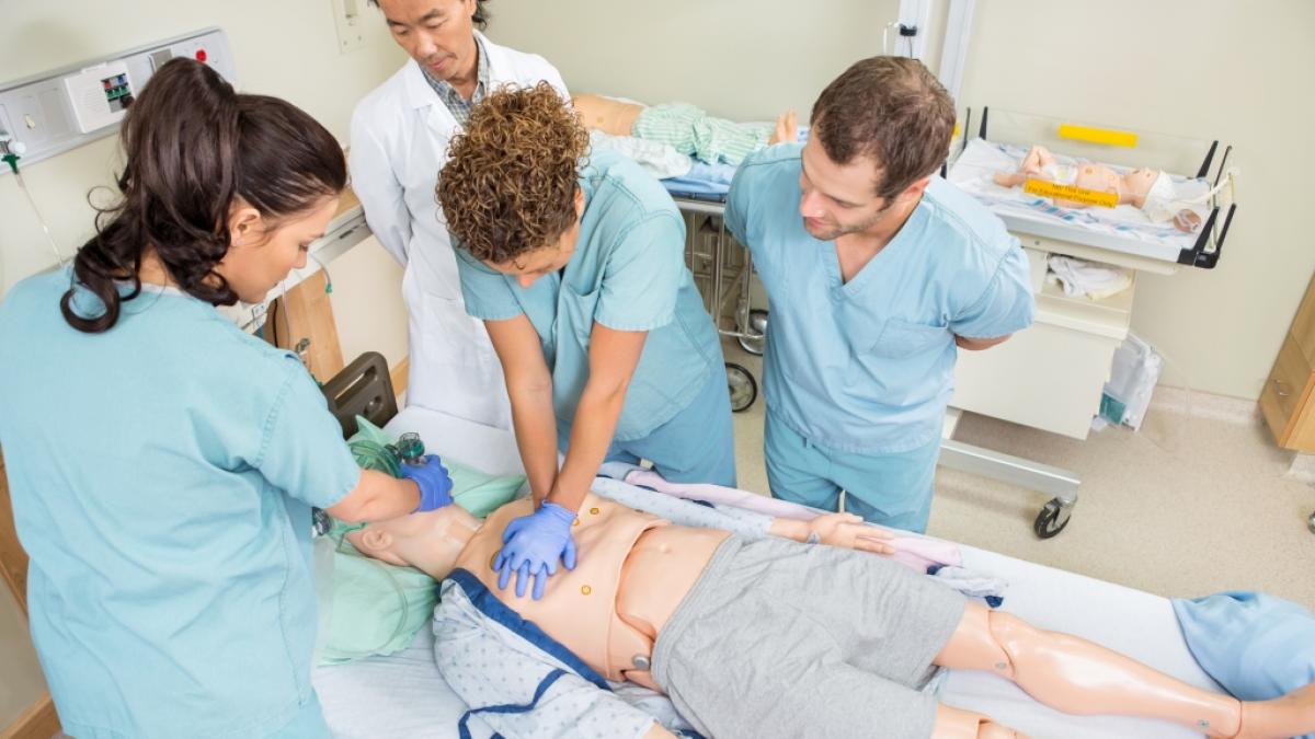 Die Handgriffe einer Reanimation sitzen bei medizinischem Personal perfekt - doch wissen Mediziner auch, was in den Patientinnen und Patienten w&auml;hrend einer Wiederbelebung vorgeht? (Foto)