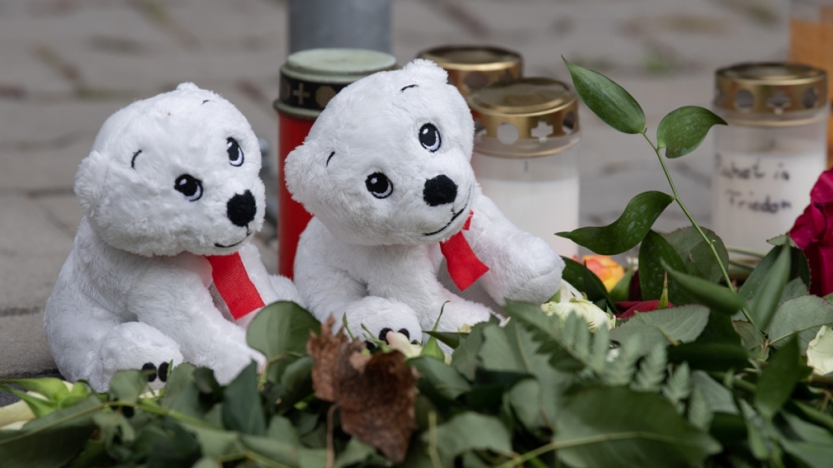 Kerzen und Pl&uuml;schtiere wurden in den Innenhof des Hochhauses in Hanau gelegt, wo zwei Kinder gewaltsam zu Tode kamen. (Foto)