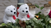 Kerzen und Plüschtiere wurden in den Innenhof des Hochhauses in Hanau gelegt, wo zwei Kinder gewaltsam zu Tode kamen.