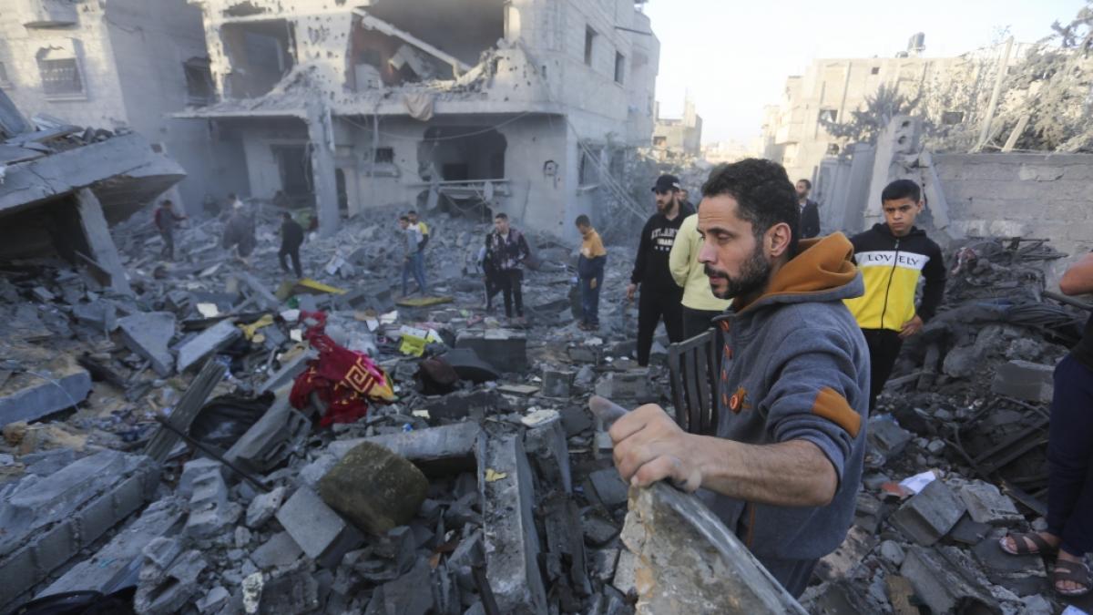 Pal&auml;stinenser stehen auf den Tr&uuml;mmern eines Geb&auml;udes, das in der Nacht durch israelischen Beschuss zerst&ouml;rt wurde. (Foto)