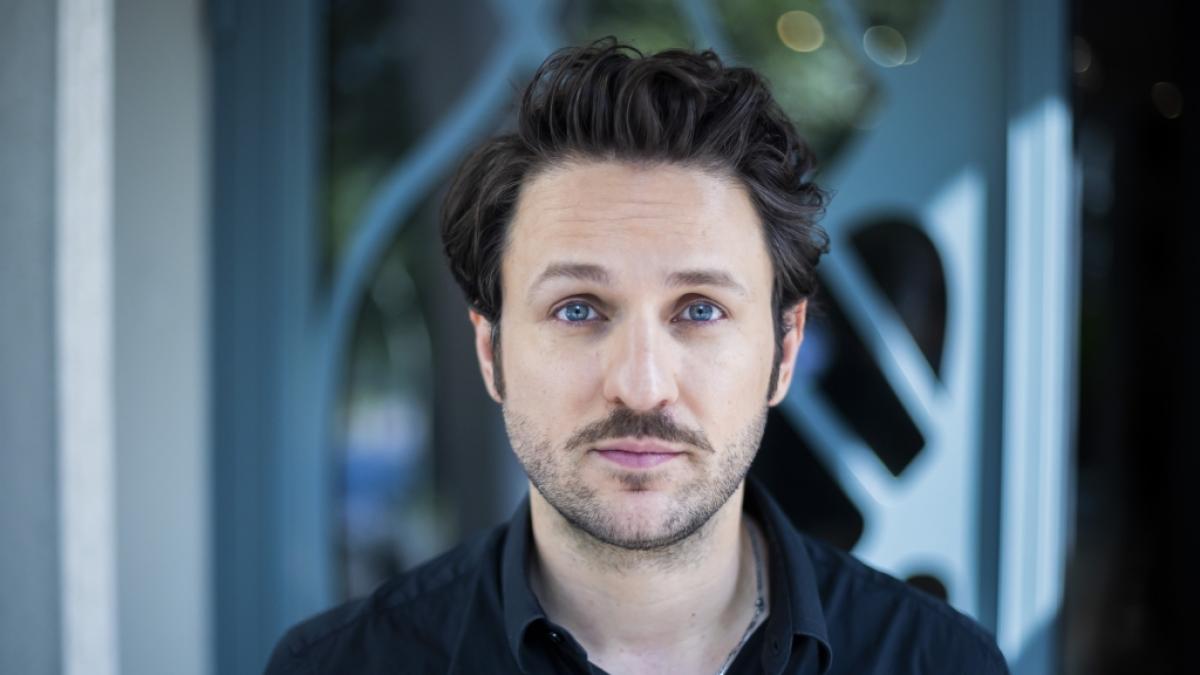 Schauspieler Dimitrij Schaad zog mit acht Jahren aus Kasachstan nach Deutschland. (Foto)