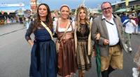 Model Lilly Becker, Unternehmerin Simone Ballack und Influencerin Cathy Hummels (v.l.n.r.) gemeinsam mit Wiesnchef Clemens Baumgärtner