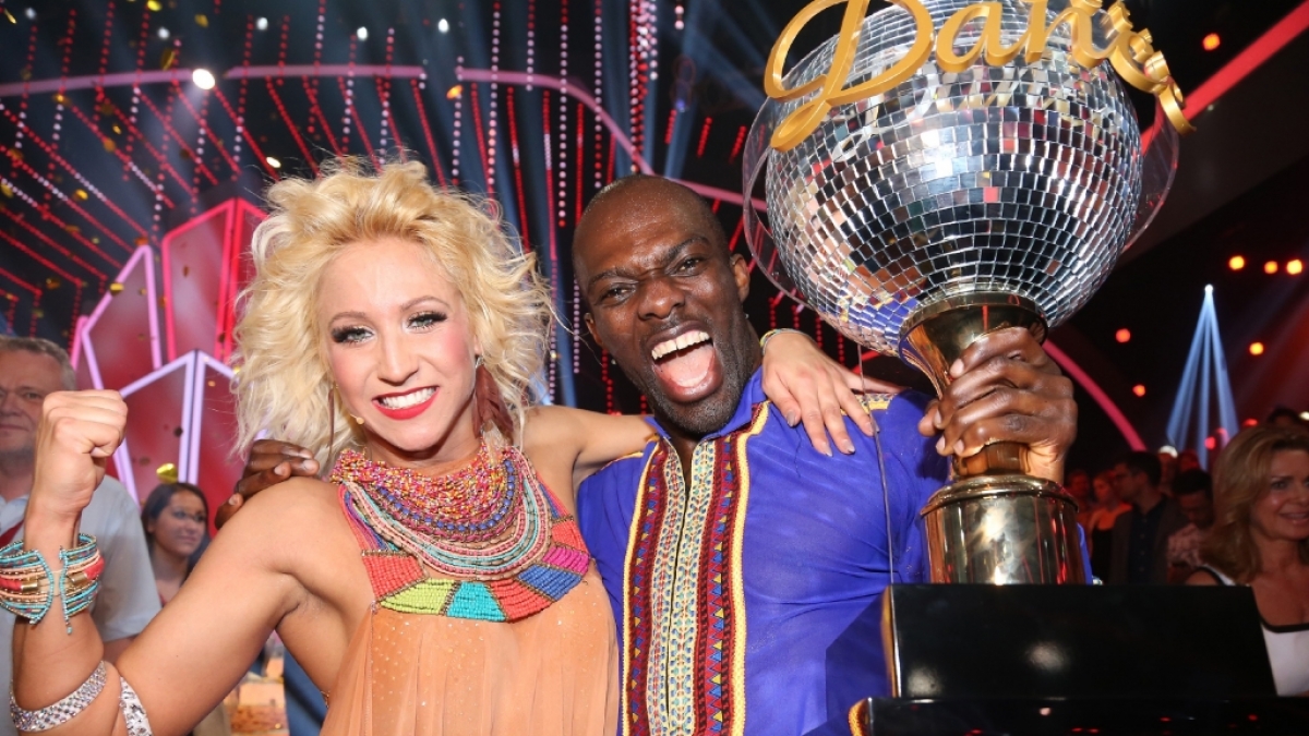 Hans Sarpei hat es geschafft: Mit Tanzpartnerin Kathrin Menzinger ist der Ex-Fu&szlig;baller "Dancing Star" 2015 geworden. (Foto)