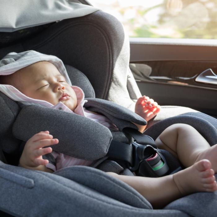 Vater vergisst Baby (14 Monate) im Auto - Säugling stirbt Hitze-Tod