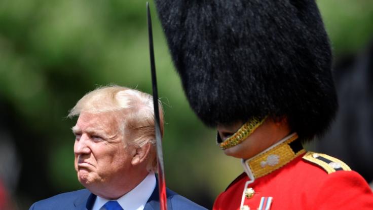 Donald Trump nimmt die Ehrenwache im Garten des Buckingham Palast ab.