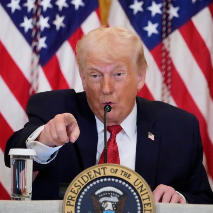 Bittere Drohung an seine Gegner - US-Präsident krönt sich selbst zum König