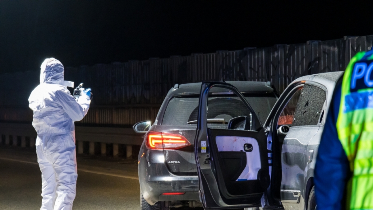 Einsatzkr&auml;fte der Polizei untersuchen den Ort des Messerangriffs nach einem Autounfall auf der Autobahn 661 (A661). (Foto)