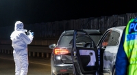Einsatzkräfte der Polizei untersuchen den Ort des Messerangriffs nach einem Autounfall auf der Autobahn 661 (A661).