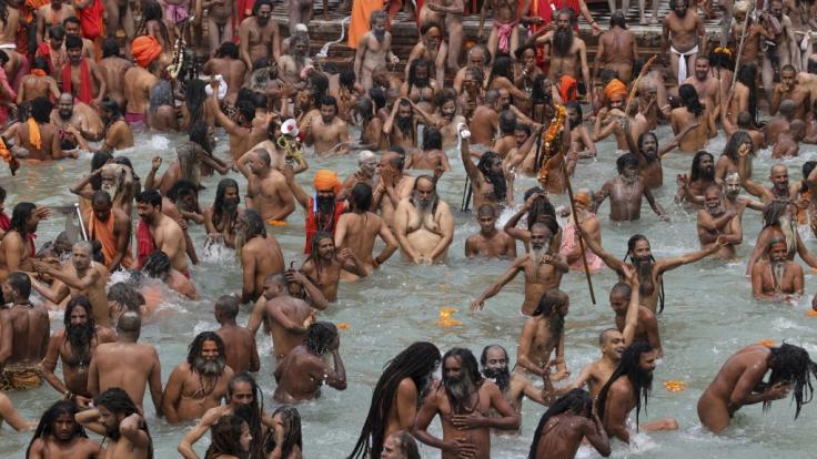 Trotz Corona: Gläubige drängen sich dicht an dicht beim Kumbh Mela-Festival.