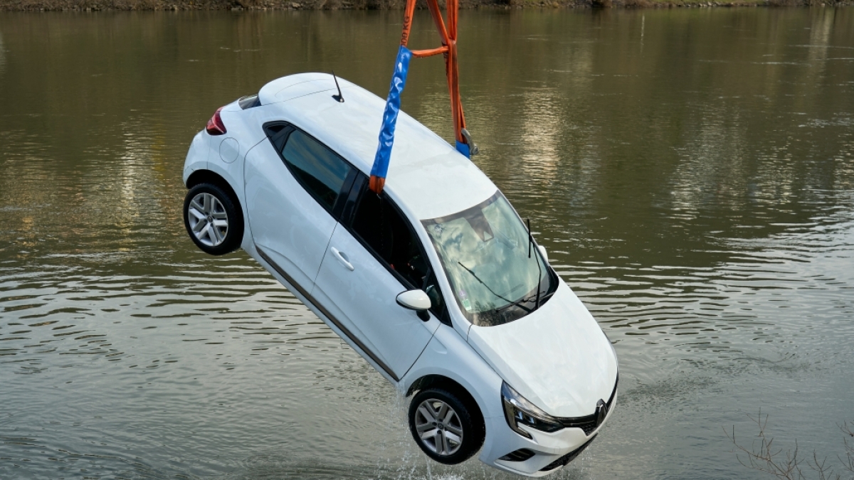 Die DLRG meldet einen Fahrzeugunfall im Wasser (Symbolbild). (Foto)