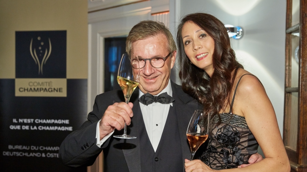 Mit seiner Frau Phong Lan Hofer hat der TV-Moderator und Nachrichtensprecher sein viertes Kind, einen 2015 geborenen Sohn namens Henry, bekommen. (Foto)