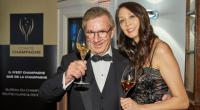 Mit seiner Frau Phong Lan Hofer hat der TV-Moderator und Nachrichtensprecher sein viertes Kind, einen 2015 geborenen Sohn namens Henry, bekommen.