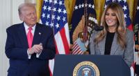 Donald Trump applaudiert, während seine Frau spricht.
