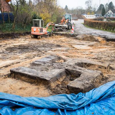 Bagger buddelt riesiges Hakenkreuz in Hamburg frei