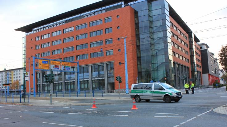 In der Chemnitzer Innenstadt musste in der Bahnhofstraße ein Gebäudekomplex nach einer Bombendrohung evakuiert werden.