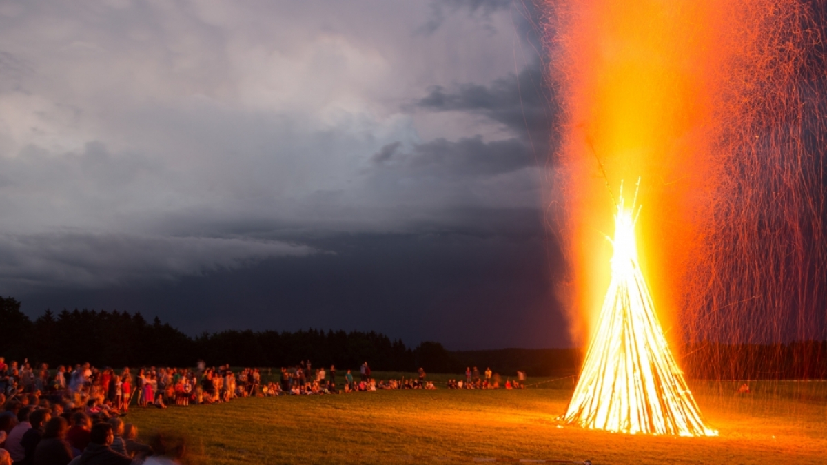 Johannisfeuer zur Sommersonnenwende. (Foto)