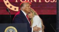 US-Präsident Donald Trump umarmt Erika Kirk bei der Trauerfeier für ihren Mann, den konservativen Aktivisten Charlie Kirk, im State Farm Stadium in Arizona.