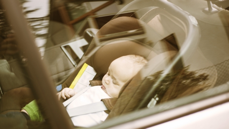 Ein kleines Kind in einem überhitzten Auto. (Symbolbild)