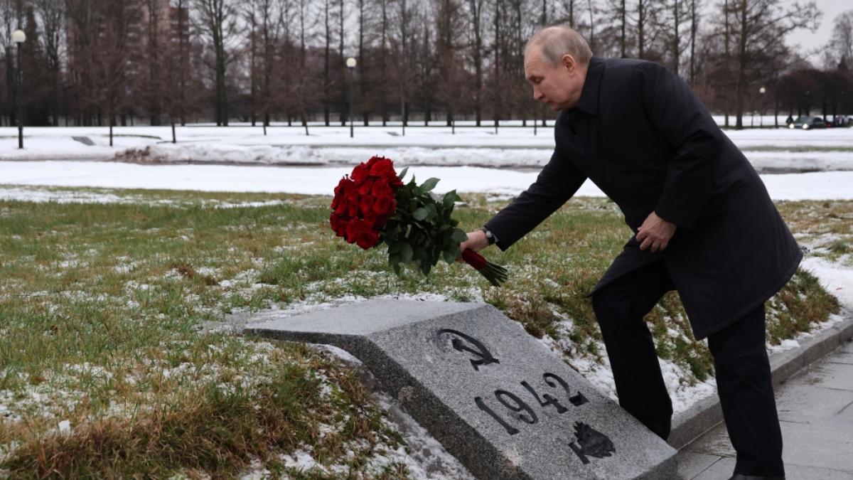 Dieses von der staatlichen russischen Nachrichtenagentur Sputnik via AP ver&ouml;ffentlichte Foto zeigt Wladimir Putin, Pr&auml;sident von Russland, beim Besuch des Piskarjowskoje-Gedenkfriedhof. (Foto)