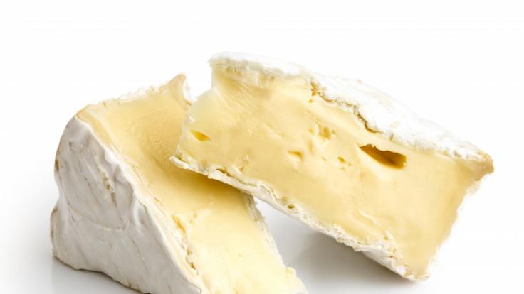Ein beliebter Brie wird aktuell zurückgerufen. (Symbolfoto)