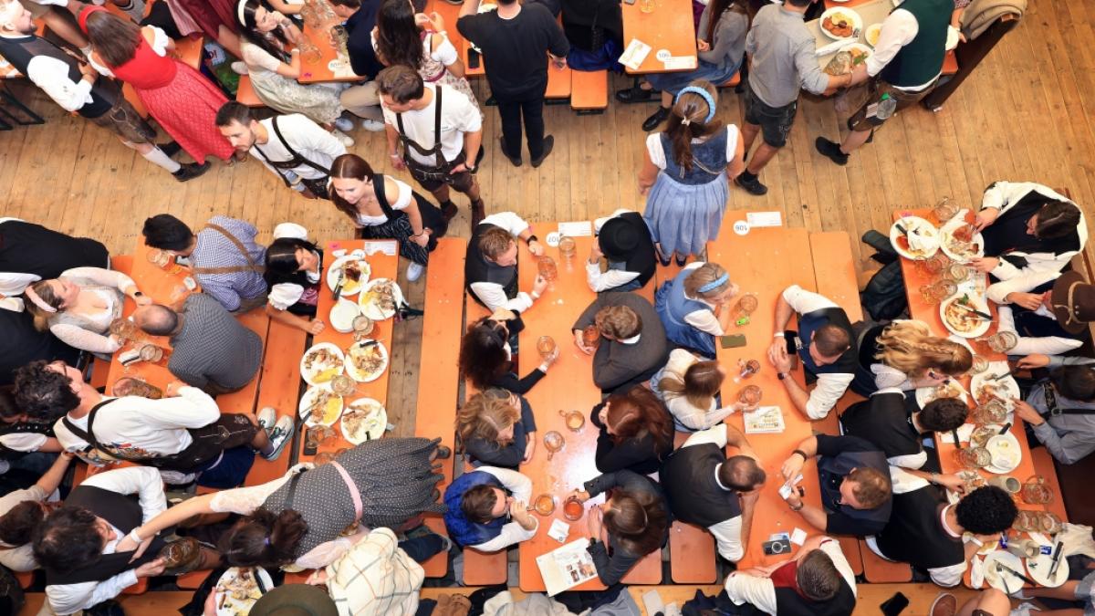 Am letzten Tag des M&uuml;nchner Oktoberfestes 2024 wurde eine Wiesn-Besucherin (25) von einem 41-J&auml;hrigen in einem Festzelt vergewaltigt (Symbolbild). (Foto)