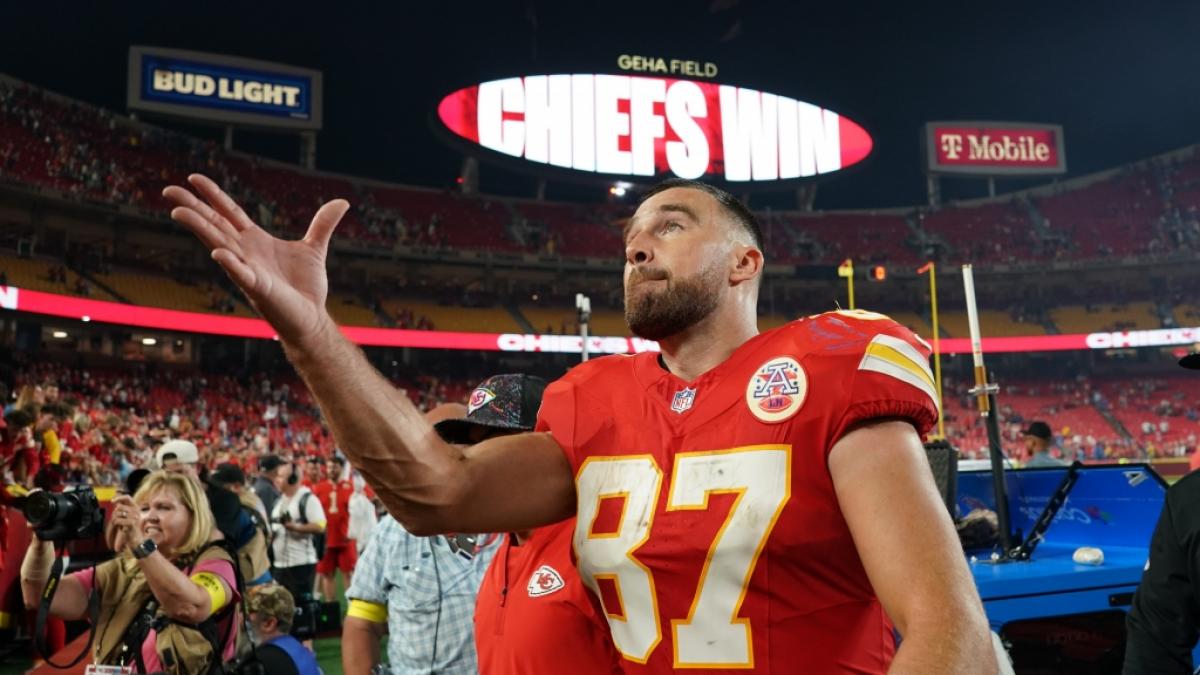Travis Kelce gestikuliert am 13.10.2025. (Symbolbild) (Foto)
