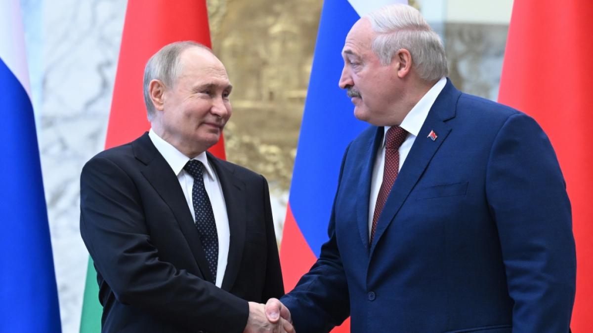 Belarus-Machthaber Alexander Lukaschenko (re.) hat seine Drohung wahrgemacht und seine Truppen an der Grenze zur Ukraine zusammengezogen. (Foto)