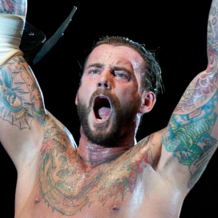 Roman Reigns besiegt LA Knight - Penta holt den goldenen Koffer
