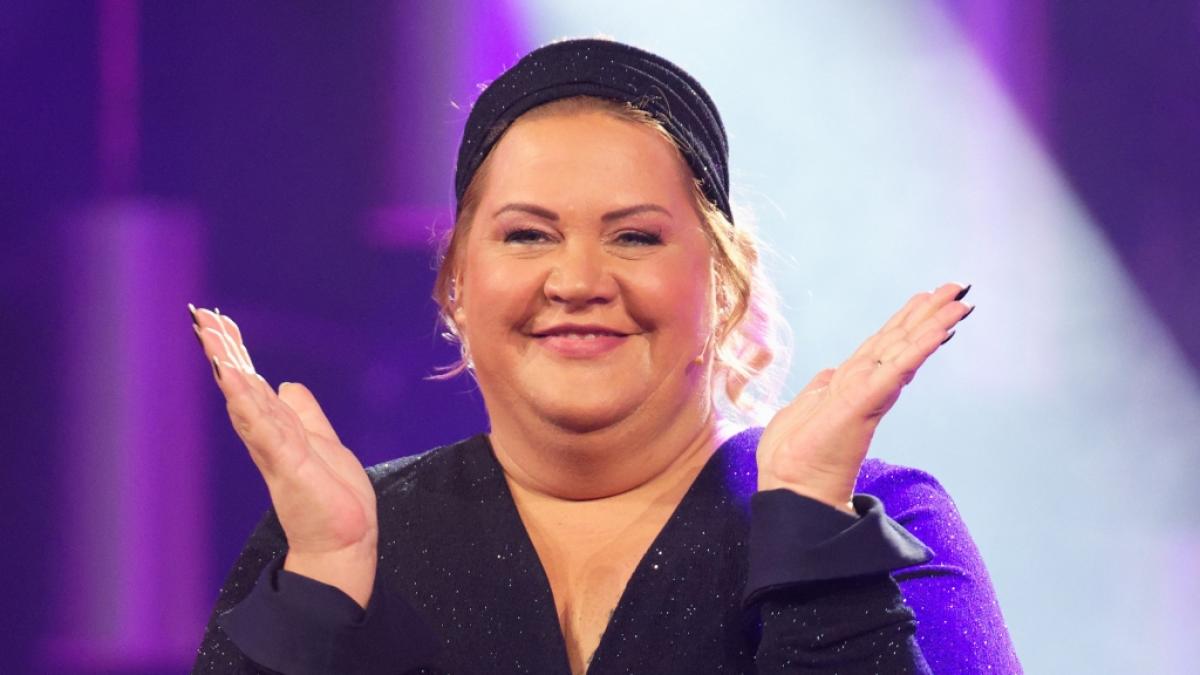 Ilka Bessin begeistert ihre Fans auf Instagram mit einem Strandfoto. (Foto)