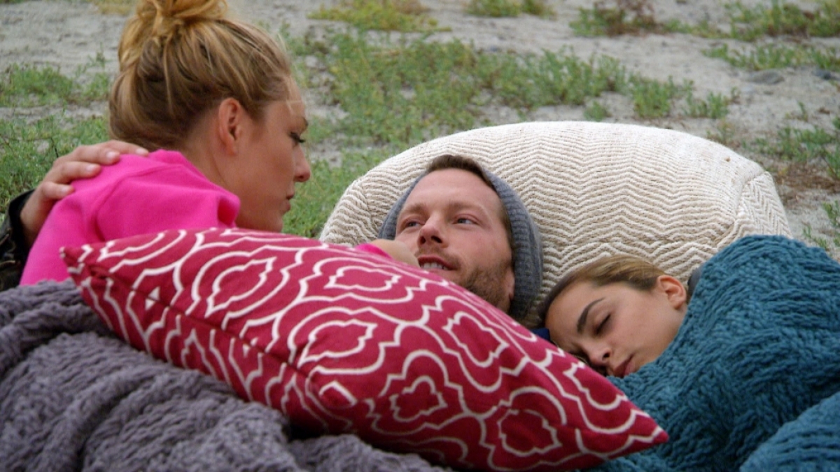Bachelor Oliver kuschelt gleich mit zwei Ladies: Sam (l.) und Zisan (r.). (Foto)