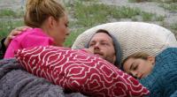 Bachelor Oliver kuschelt gleich mit zwei Ladies: Sam (l.) und Zisan (r.).