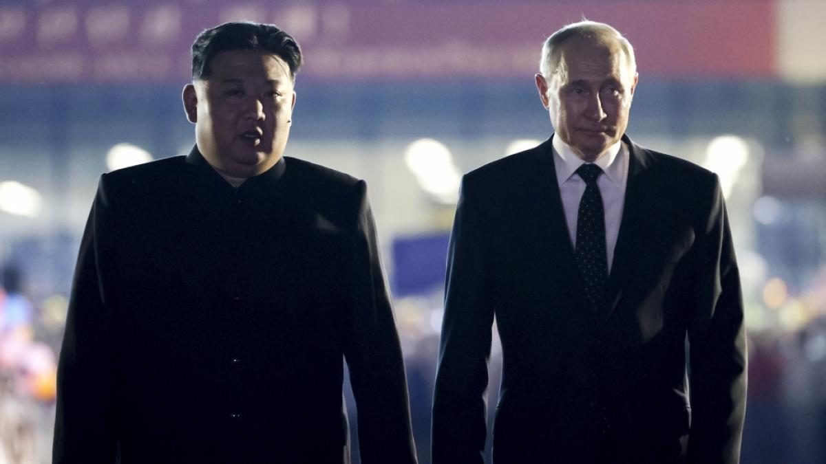 Kim Jong Un (l.) soll Wladimir Putin im Krieg gegen die Ukraine mit schlecht ausgebildeten Soldaten unterst&uuml;tzen. (Foto)