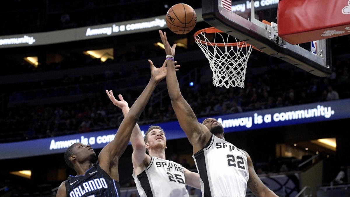 Rudy Gay (r) von den San Antonio Spurs legt zum Korb auf, am 16.11.2019. (Symbolbild) (Foto)