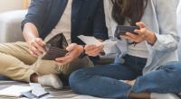 Geld ist leider oftmals ein großer Streitpunkt für viele Paare. Mit ein paar Tipps lassen sich die schlimmsten Streits allerdings vermeiden.
