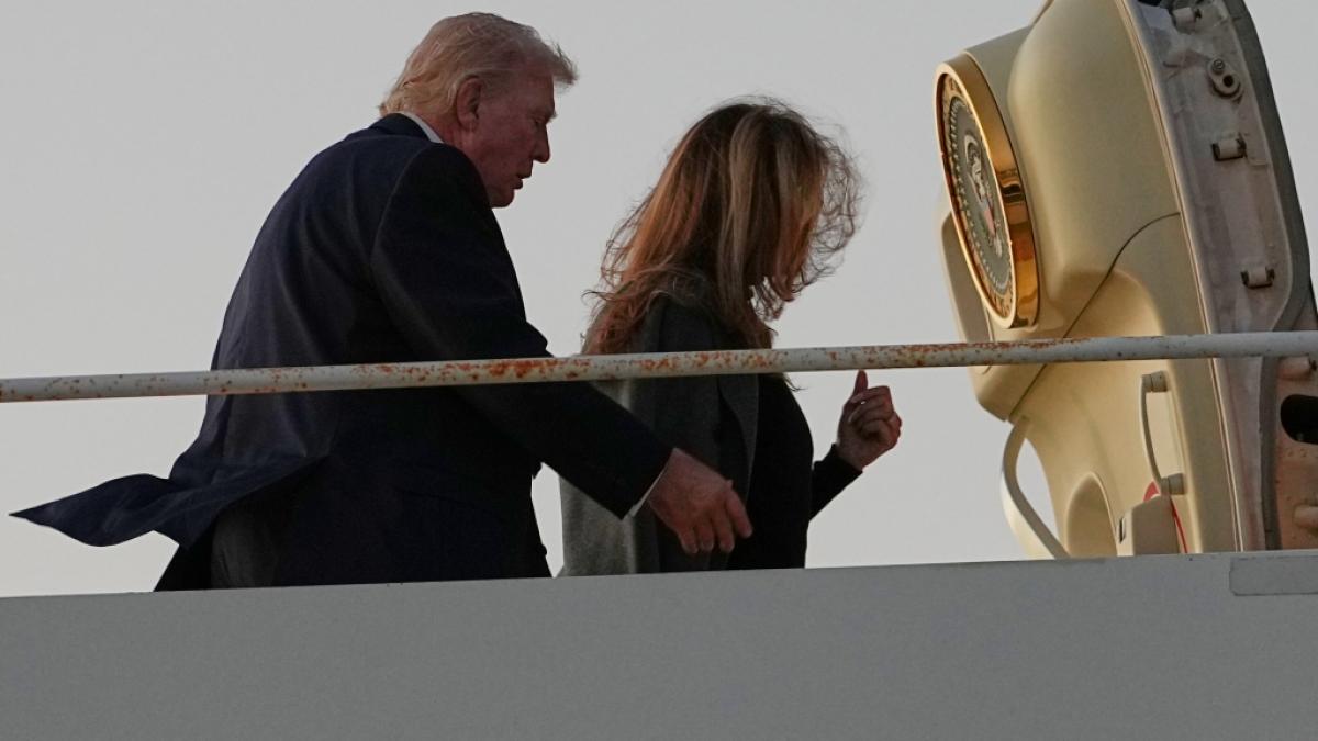 Donald Trump und Ehefrau Melania beim Betreten des Regierungsfliegers. (Foto)