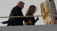 Donald Trump und Ehefrau Melania beim Betreten des Regierungsfliegers.