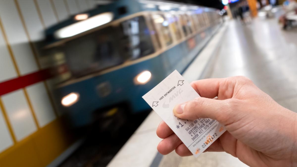 Werden Fahrten mit Bus und Bahn bald unbezahlbar? Noch in diesem Jahr bl&uuml;hen Fahrg&auml;sten etlicher Verkehrsverb&uuml;nde saftige Preiserh&ouml;hungen. (Foto)