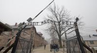 Ein geschmackloses Tour-Foto vor dem KZ-Auschwitz sorgt für Fassungslosigkeit. (Symbolbild)