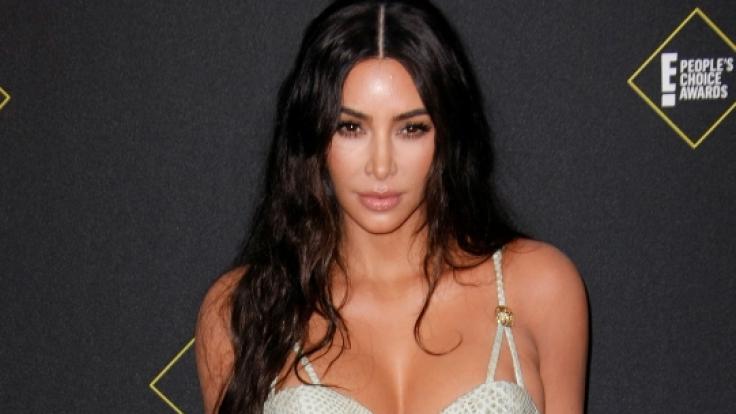Mit ihrem neuesten Strandfoto versext Kim Kardashian das Netz.