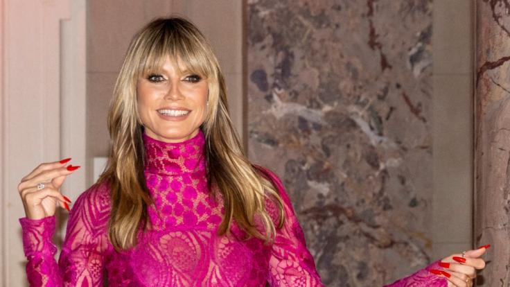 Heidi Klum entspannt sich im BH am Pool.