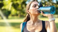 Wer sich viel bewegt, muss viel trinken - doch pures Wasser ist besonders für Sportler nicht die beste Option.