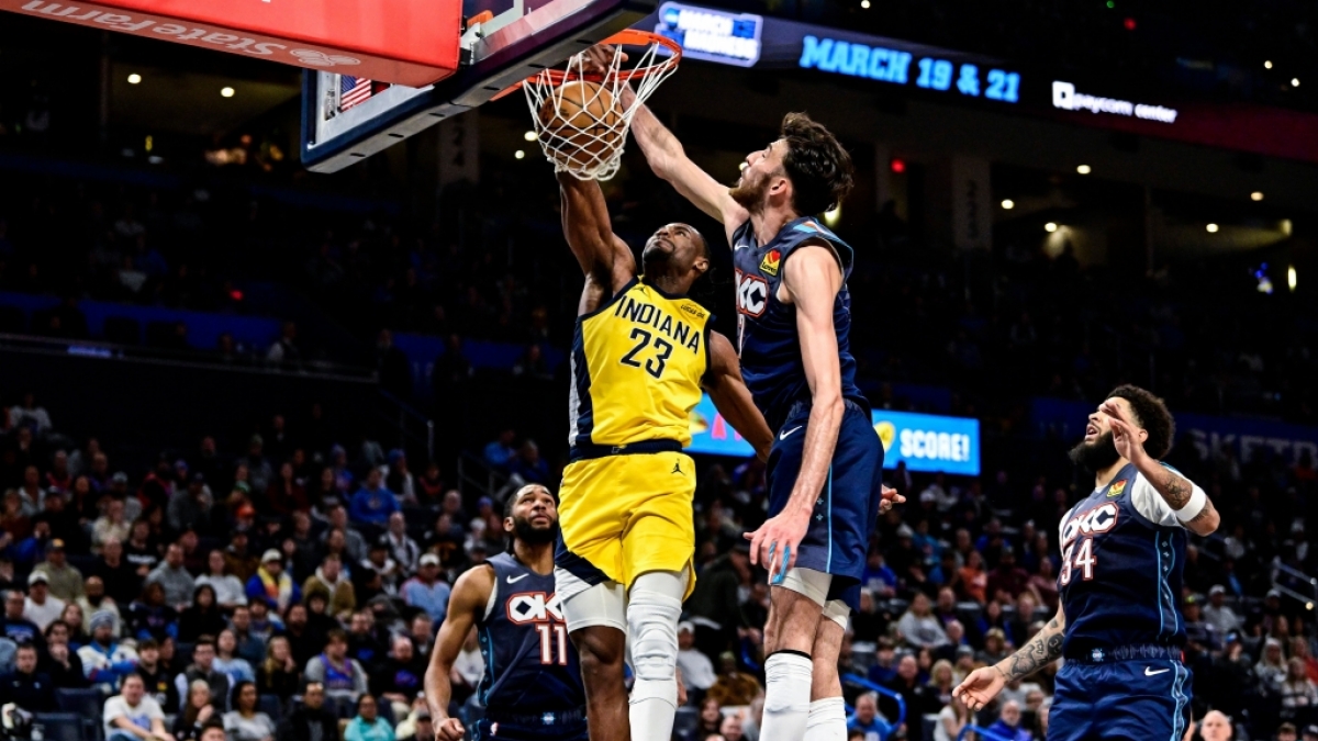 Aaron Nesmith von den Indiana Pacers spielt den Ball gegen&nbsp;Chet Holmgren von der Oklahoma City Thunder, am 23.01.2026. (Symbolbild) (Foto)