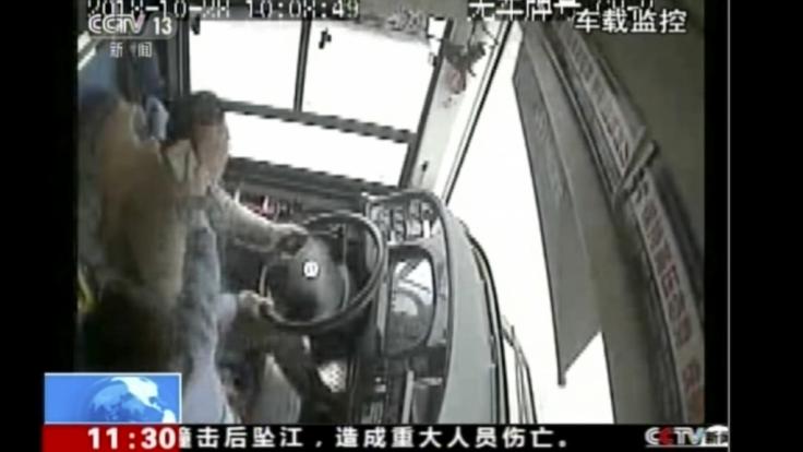 Im chinesischen Wanzhou prügelte eine Frau mit ihrem Handy dem Fahrer eines Busses auf den Kopf. Der Mann verlor die Kontrolle über den Bus, sodass das Gefährt von einer Brücke 50 Meter tief in den Jangste-Fluss stürzte.