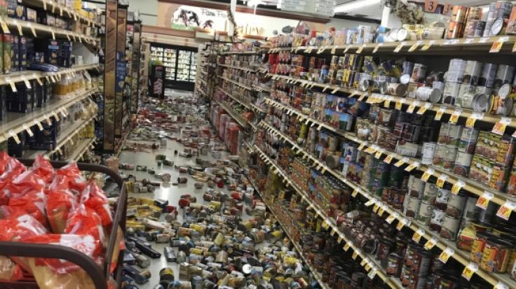 Das schwerste Erdbeben seit 20 Jahren hat am Donnerstag den Süden Kaliforniens erschüttert - in Ridgecrest fielen aufgrund der Erschütterungen Lebensmittel aus Supermarktregalen.